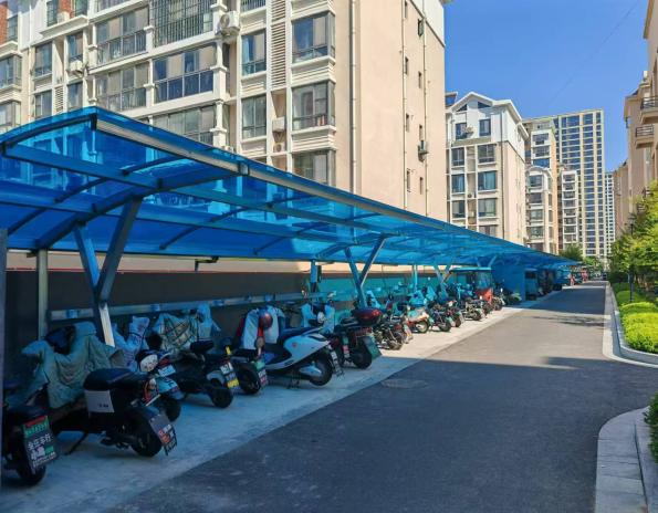 騰程物業(yè)公司增設電動(dòng)車(chē)充電車(chē)棚，為居民安全“續航”