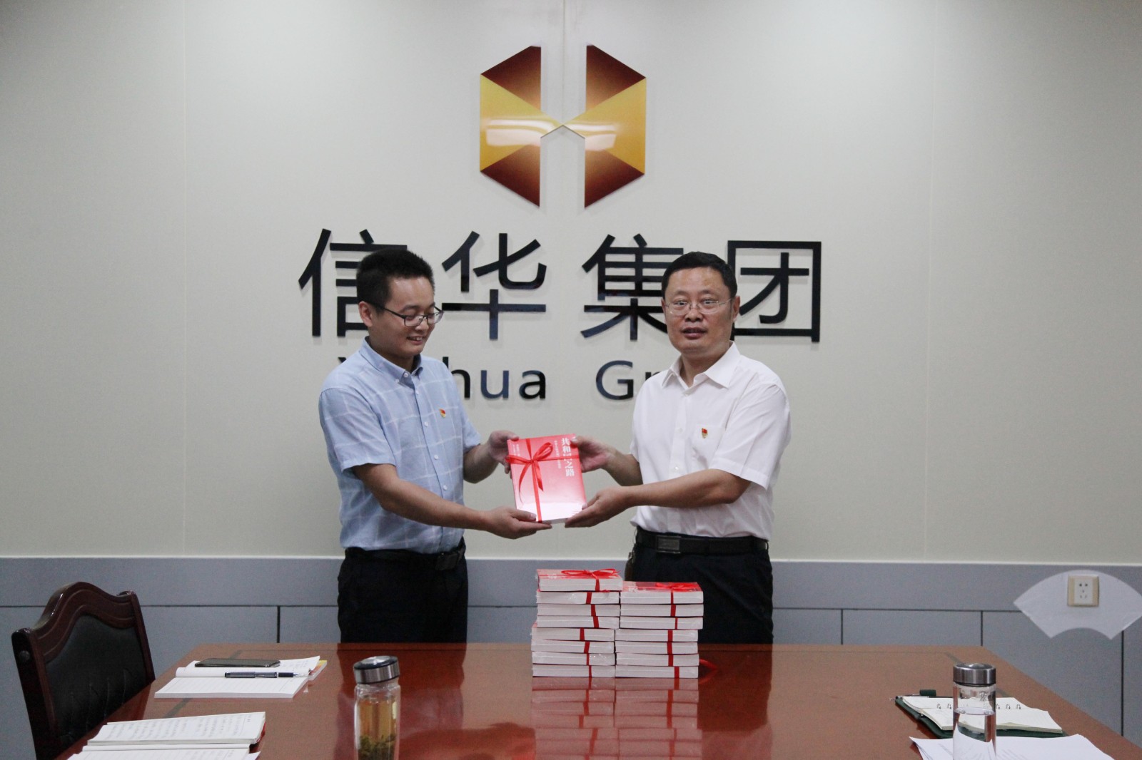 信華集團行政黨支部開(kāi)展向黨員送紅色書(shū)籍等多種活動(dòng)