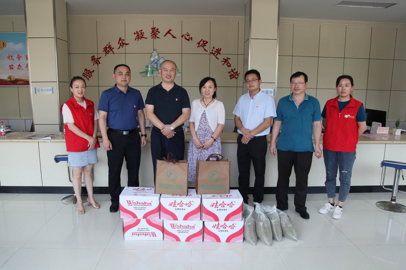 信華集團開(kāi)展黨員科級干部下沉聯(lián)系幫包網(wǎng)格工作暨社區“送清涼”活動(dòng)