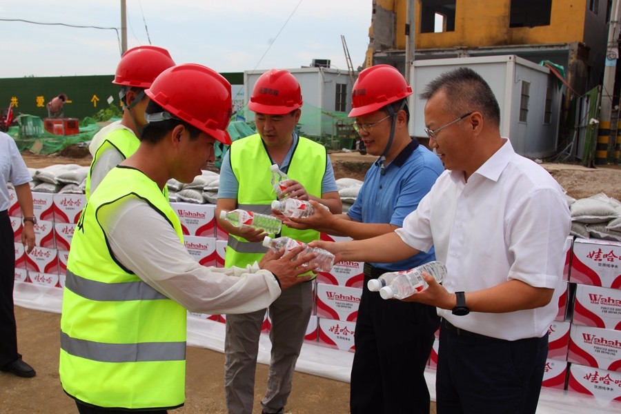 市總工會(huì )到荊河東路項目“夏送清涼”