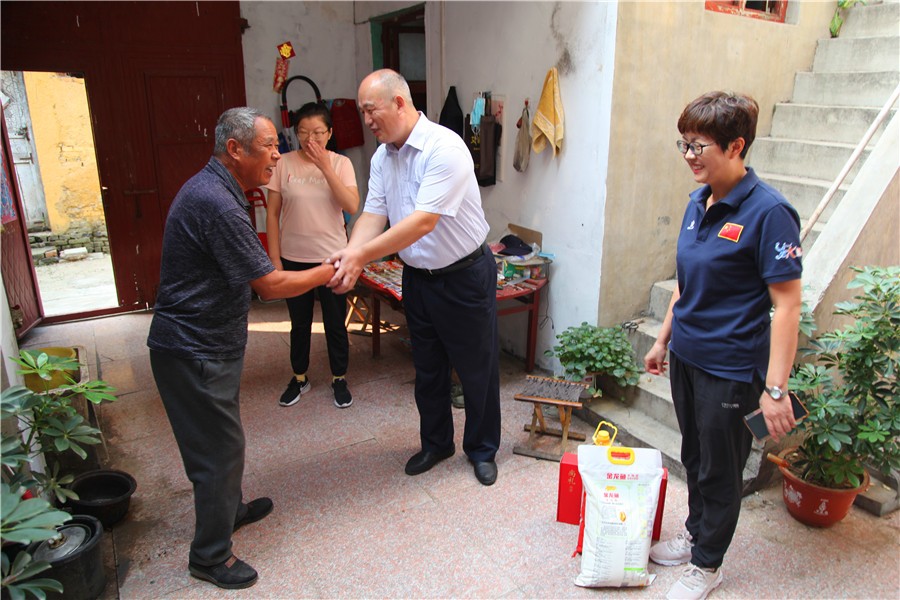 信華集團到公園社區走訪(fǎng)慰問(wèn)老黨員、困難群眾
