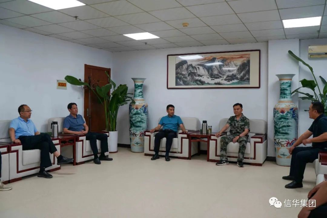 貼心為民辦實(shí)事 錦旗相贈表謝意--張汪鎮前寨子村為信華發(fā)展公司送錦旗