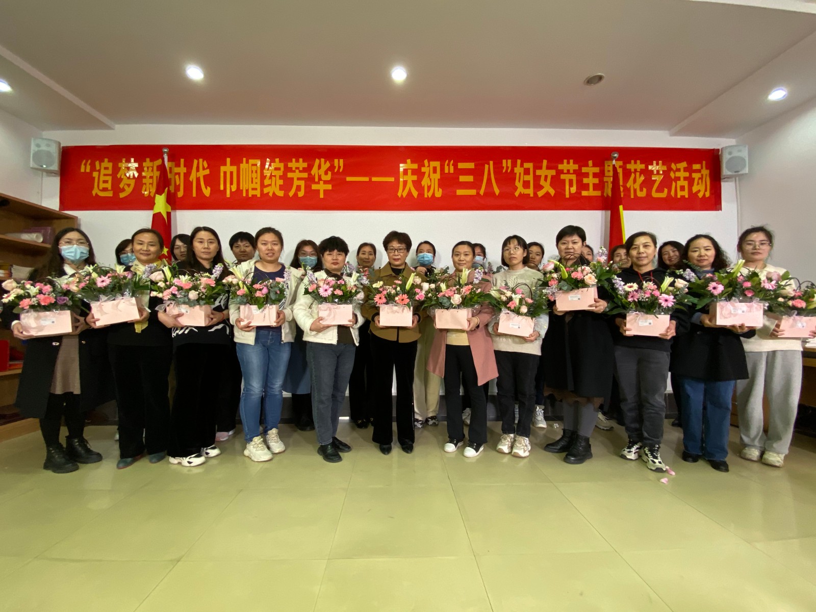 中遠公司舉辦慶“三八”主題花藝活動(dòng)