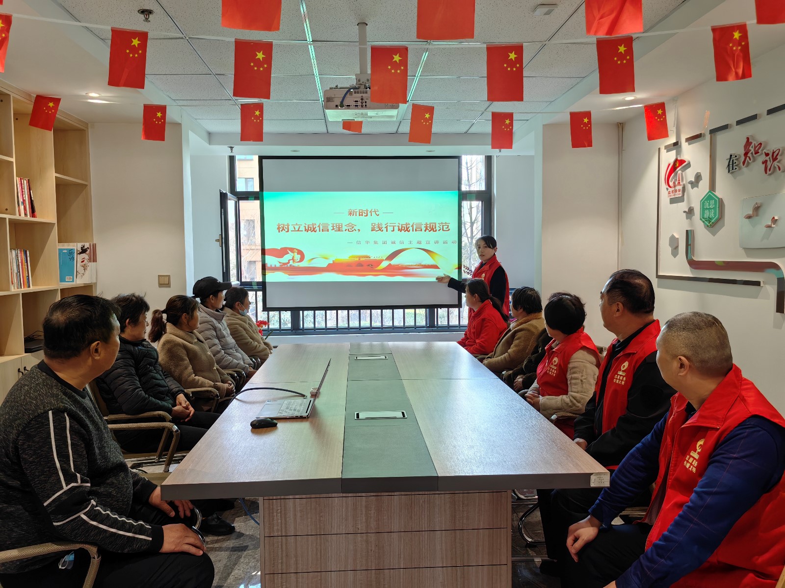 誠信宣傳進(jìn)社區，誠信理念入人心——信華集團開(kāi)展美德信用宣講進(jìn)社區活動(dòng)
