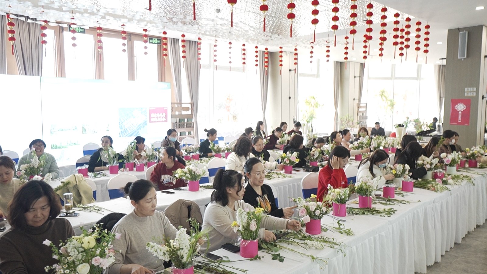 信華發(fā)展公司開(kāi)展慶?！叭恕眹H婦女節花藝沙龍活動(dòng)