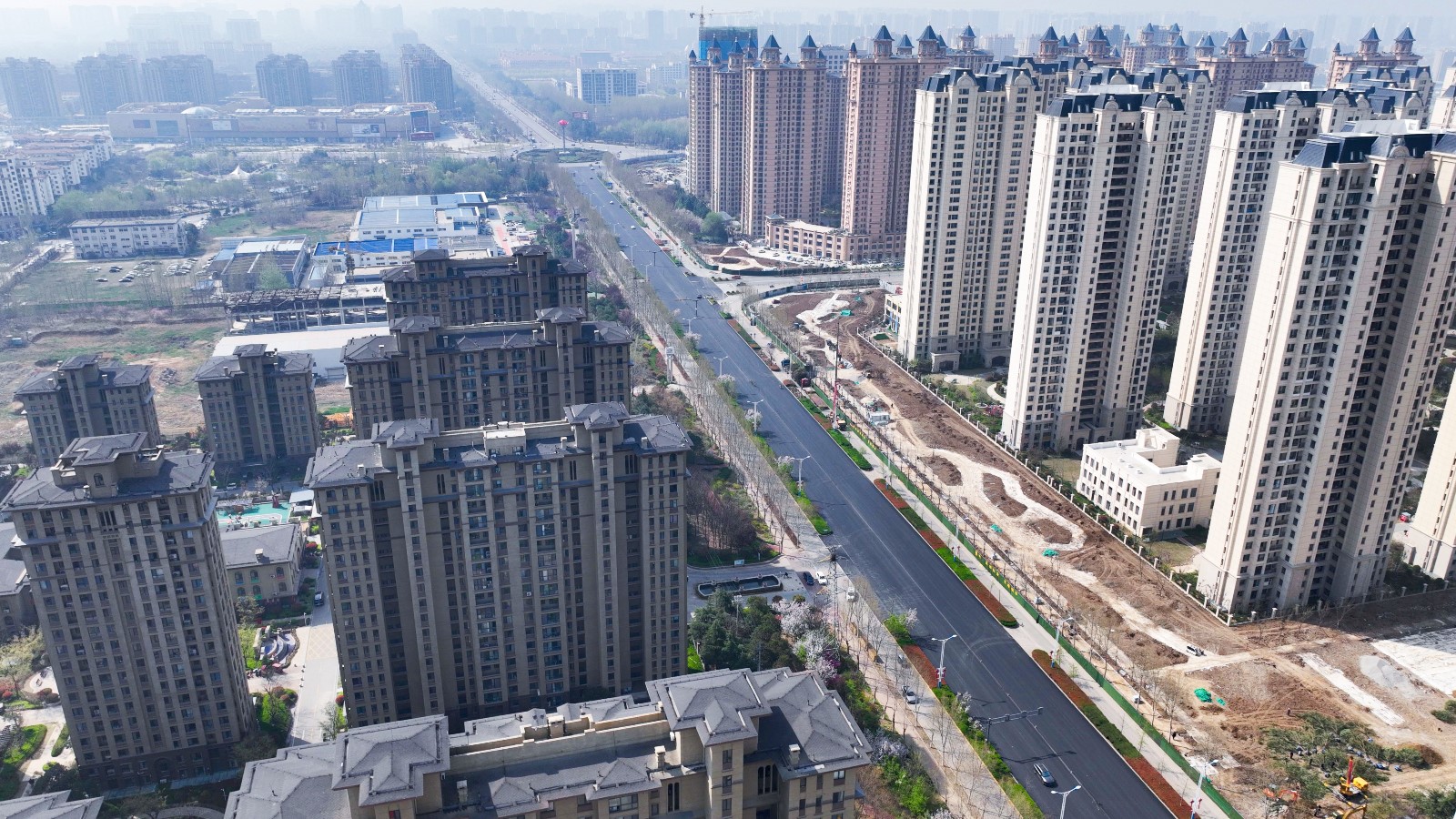 龍泉路（北辛路至紅荷大道路段）瀝青鋪設順利完工！